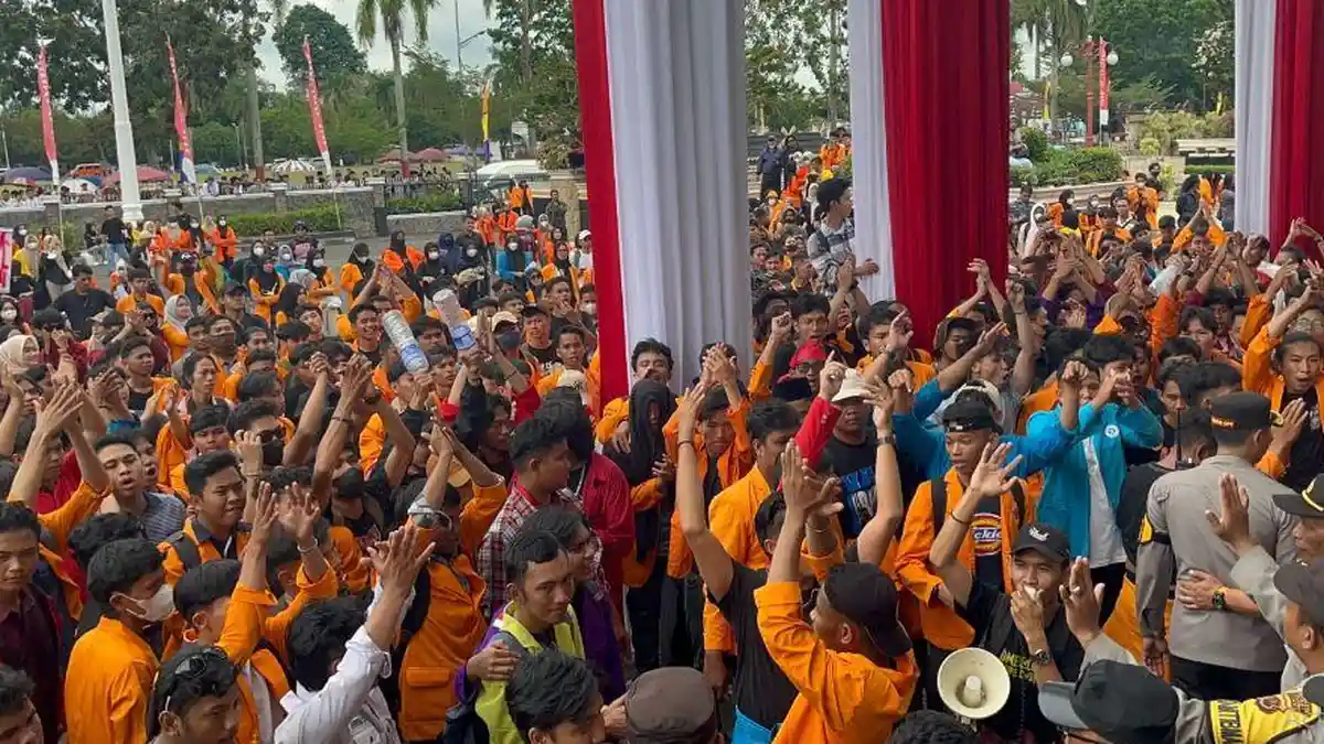 Unjuk Rasa Mahasiswa Jambi Terus Memanas di Gedung DPRD Jambi