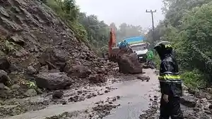 alat-berat-diturunkan-untuk-mengevakuasi-material-longsor-di-Jalan-Poros-Maros-Bonepp.jpg