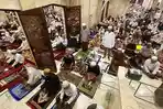 Hujan Mengguyur, Ibadah Malam Nisfu Syaban di Sabilal Muhtadin Banjarmasin Beralih ke Ruang Induk