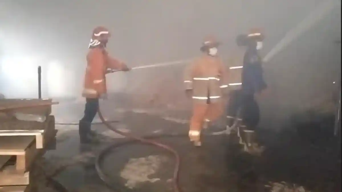 Kebakaran Hebat Gudang Kayu di Manyar Gresik, Petugas Damkar Butuh 2 ...