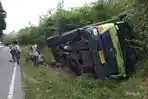 hindari-mobil-di-tikungan-truk-batu-bara-terguling-di-desa-ladang-panjang-sarolangun.jpg