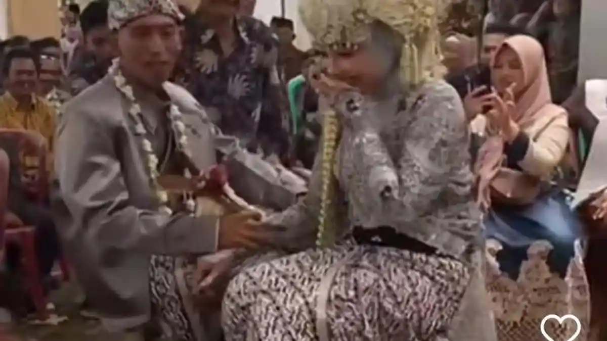 Viral Pasangan Pengantin di Temanggung Anti Mainstream, Datang ke Resepsi Naik Gerobak