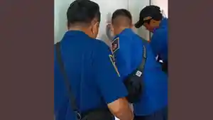 Petugas-Damkar-Denpasar-saat-berupaya-membuka-pintu-226.jpg