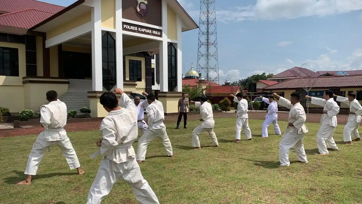 Polres Kapuas Hulu Gelar Latihan Beladiri Polri untuk Pamwal dan Pamkat ...