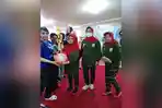 pembina-perwosi-banjarmasin-hj-siti-fatimah-menyerah-hadiah.jpg