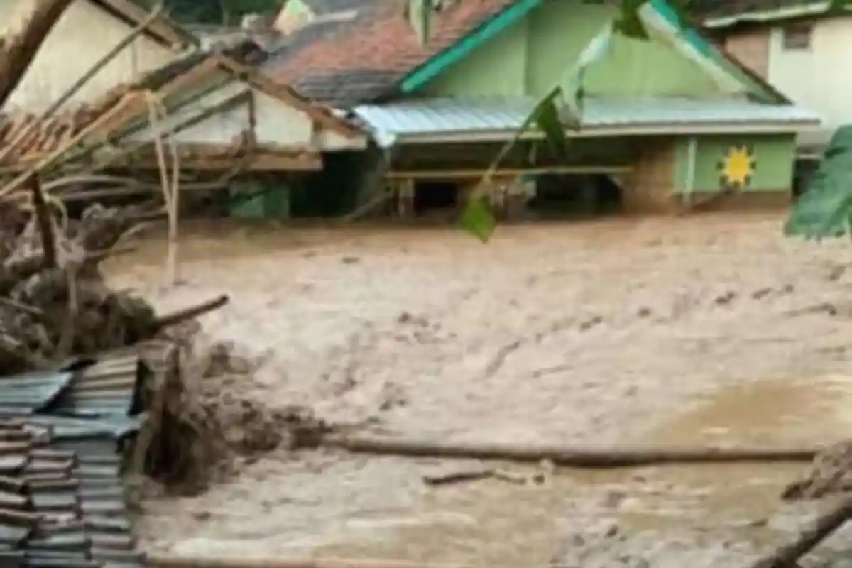 Seorang Perempuan Diselamatkan dari Banjir Bandang Cimanggung