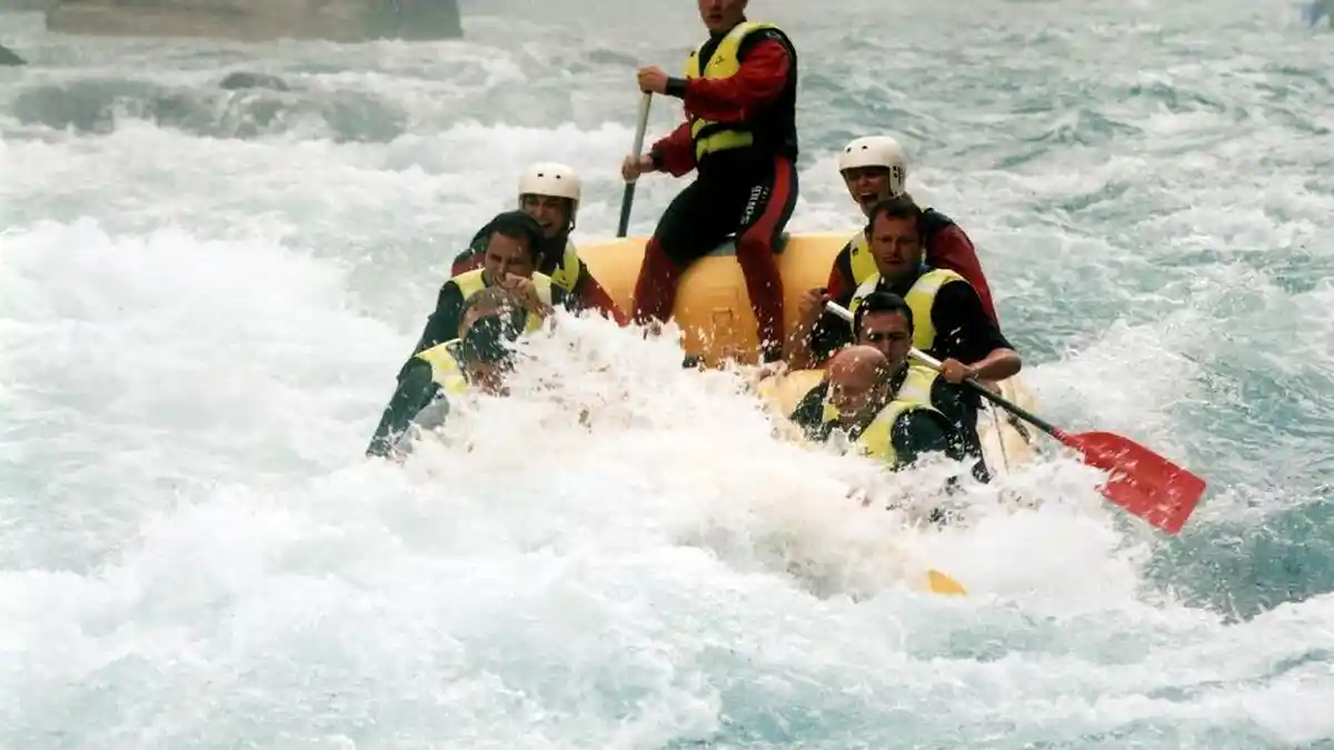 Tim Arung Jeram Temukan Mayat Mengambang di Sungai Cianteun, Celana Pendeknya Warna Oranye