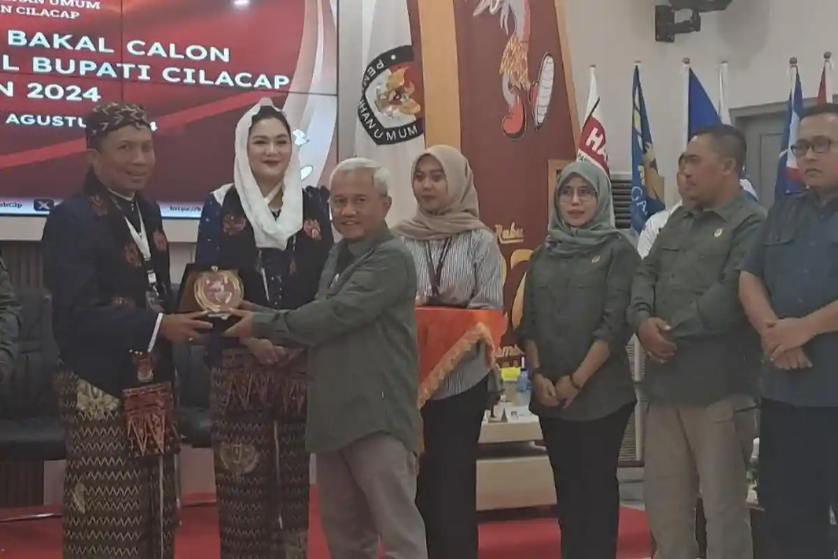 Momen Awaluddin - Vicky Shu Naik Delman Istimewa Daftar Pilkada Cilacap 2024