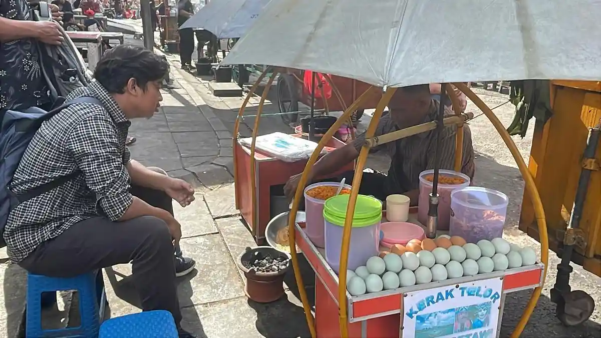 Mang Keling, Penemu Makanan Khas Betawi Kerak Telor yang Diawali karena Kelaparan