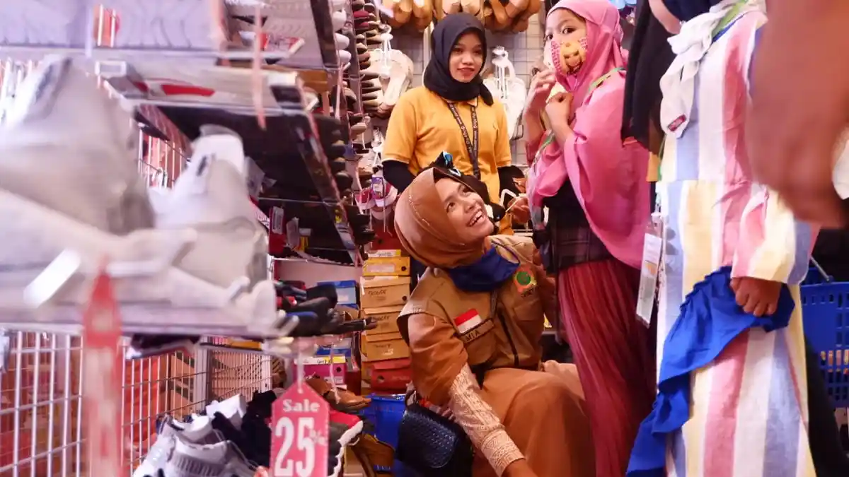 Puluhan Anak Yatim Ini Bingung dan Antusias Saat Diajak Belanja Baju Lebaran