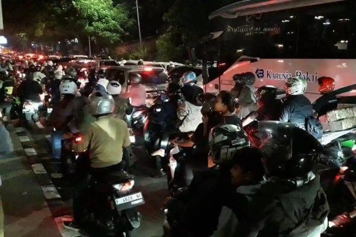 Terjebak Macet 17 Jam di Puncak Bogor, Wisatawan Kelaparan hingga BAB Sembarangan