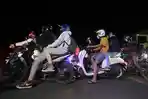 pemudik-sepeda-motor-terobos-penyekatan-di-karawang_20210509_194359.jpg
