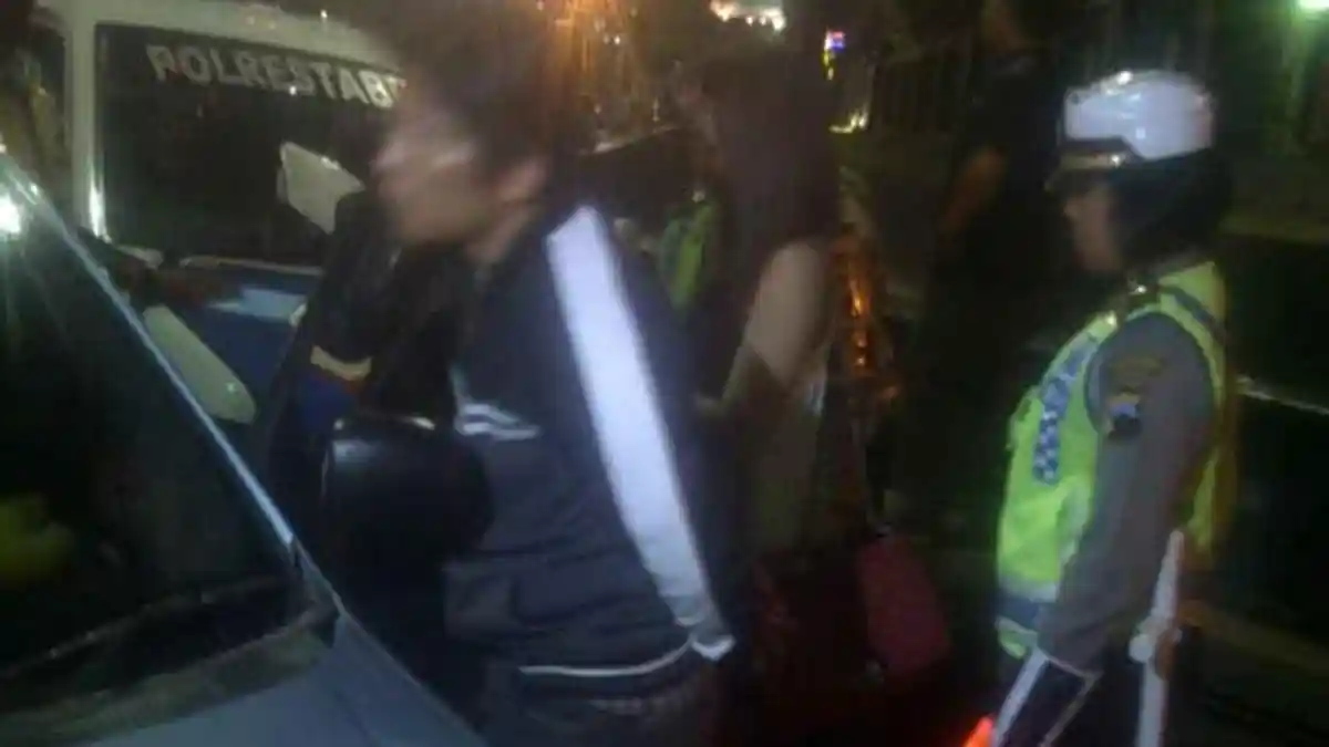 Muqarrom Dua Kali 'BAB' di Celana saat Dirazia Polisi