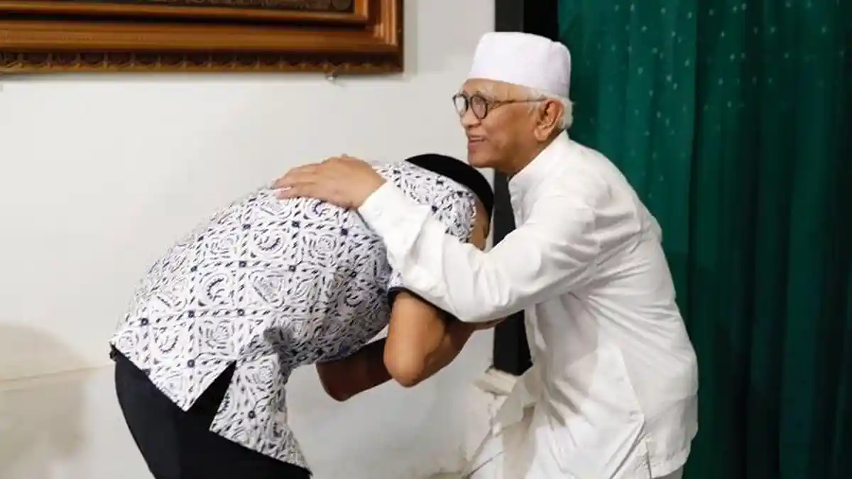 Sowan ke Gus Mus, Ganjar Pranowo Disajikan Hidangan Sambal Terong