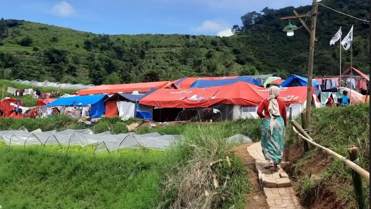 Kedinginan di Lokasi Pengungsian, Korban Gempa Cianjur Perlu Jaket hingga Kaus Kaki