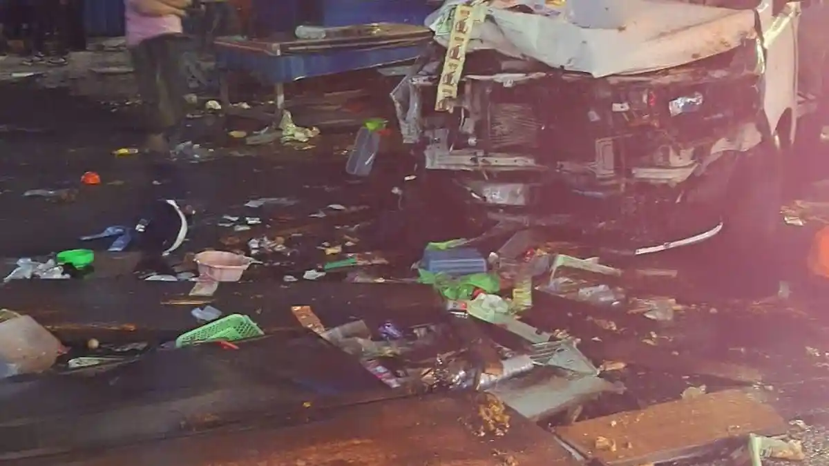 BREAKING NEWS : Pulang Pesta Halloween Pemuda Mabuk Kendarai Mobil Tabrak Warung, 2 Orang Tewas