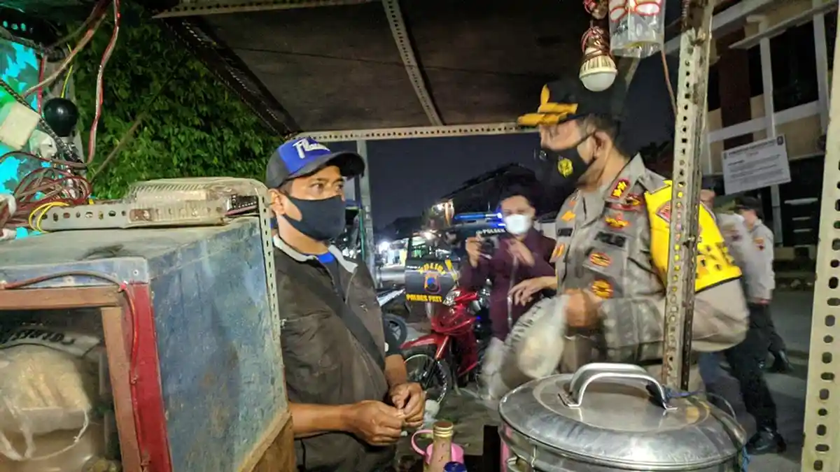 Cara Lain Tegur Pelanggar Aturan PPKM Darurat di Pati - Tim Gabungan Beri Paket Beras