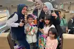 PT-KAI-Daop-8-Surabaya-membagikan-buah-tangan-kepada-penumpang-anak-anak-penumpang-kereta-api.jpg
