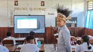 Gibran-Rakabuming-meninjau-smartboard-Sekolah-Kristen-Anugerah-Dekai-Yahukimo.jpg