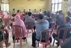 aksi-ratusan-warga-yang-mendatangi-dan-menyegel-kantor-bale-desaC.jpg