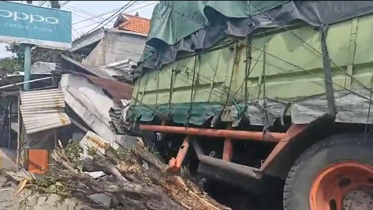 Truk Hantam Warung dan Sepeda Motor di Kedamean Gresik, Rem Blong Saat Ditanjakan