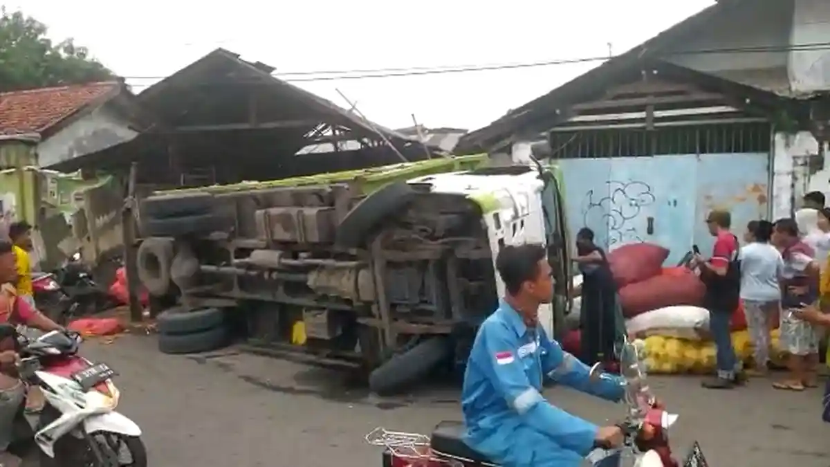 Truk Pengangkut Sayur Terguling di Indramayu, Timpa 6 Motor yang Terparkir, Sayuran Berserakan