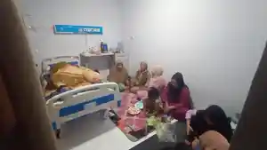 2026-05-06-Warga-menjenguk-Hj-Nani-di-RSU-Sitti-Khadijah-Pinrang.jpg