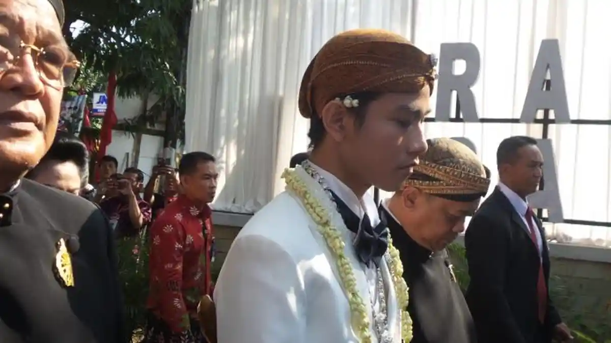 Cincin Gibran-Selvi Dibawa Kahiyang Ayu Diiringi Gending Jawa