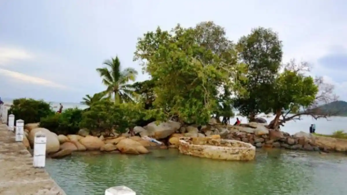 Pulau Terkecil di Dunia Ada di Singkawang, di Tengahnya Ada Kelenteng