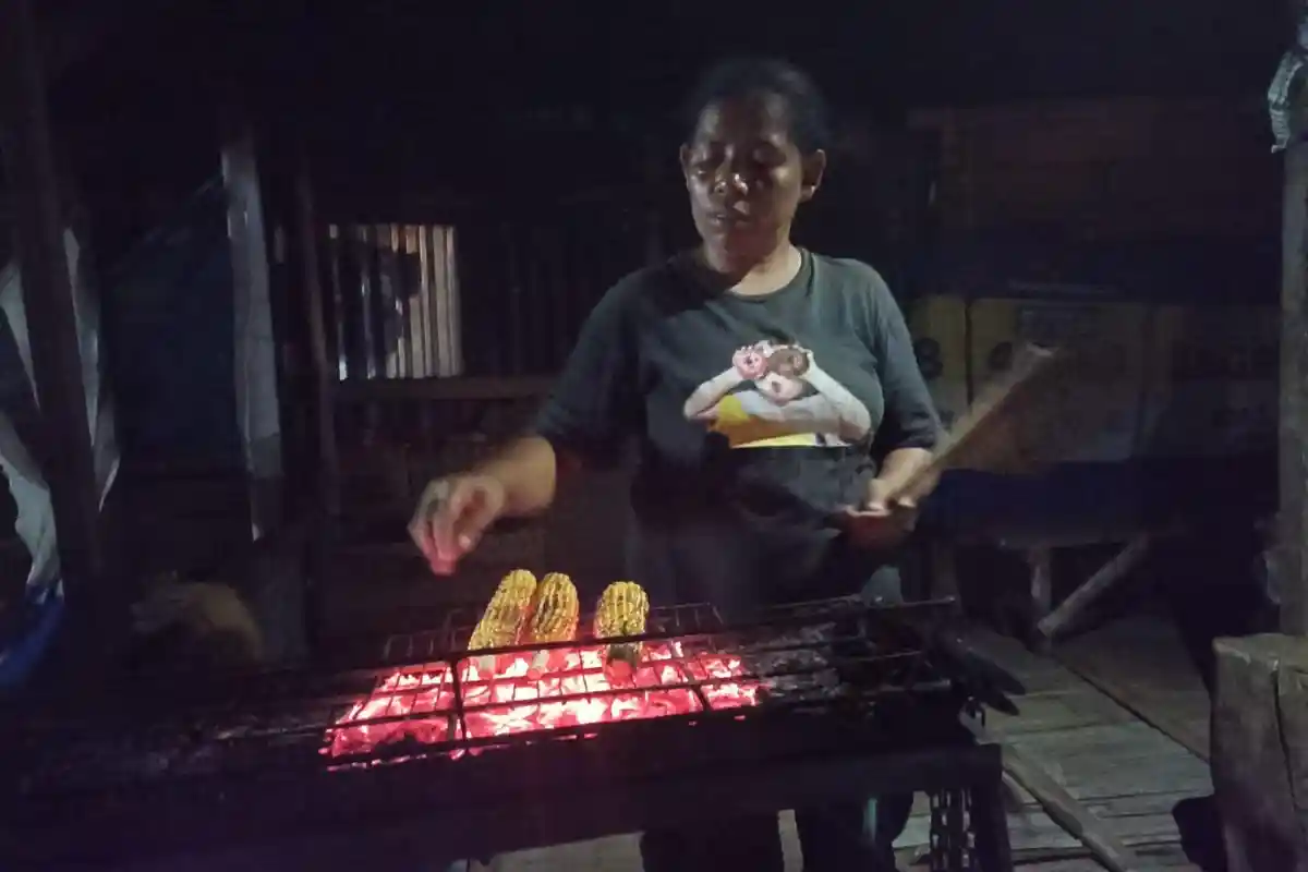 Nikmatnya Jagung Bakar Lepolima di Jalan Lingkar Luar Maumere