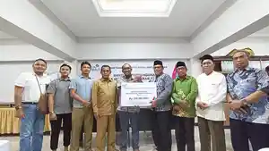 20231115_penyerahan-bantuan-ke-masjid-al-akbar-dari-pln-up3-sorong.jpg