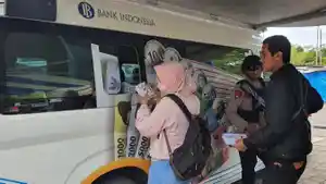 Sejumlah-warga-saat-menukarkan-uang-pecahan-baru.jpg