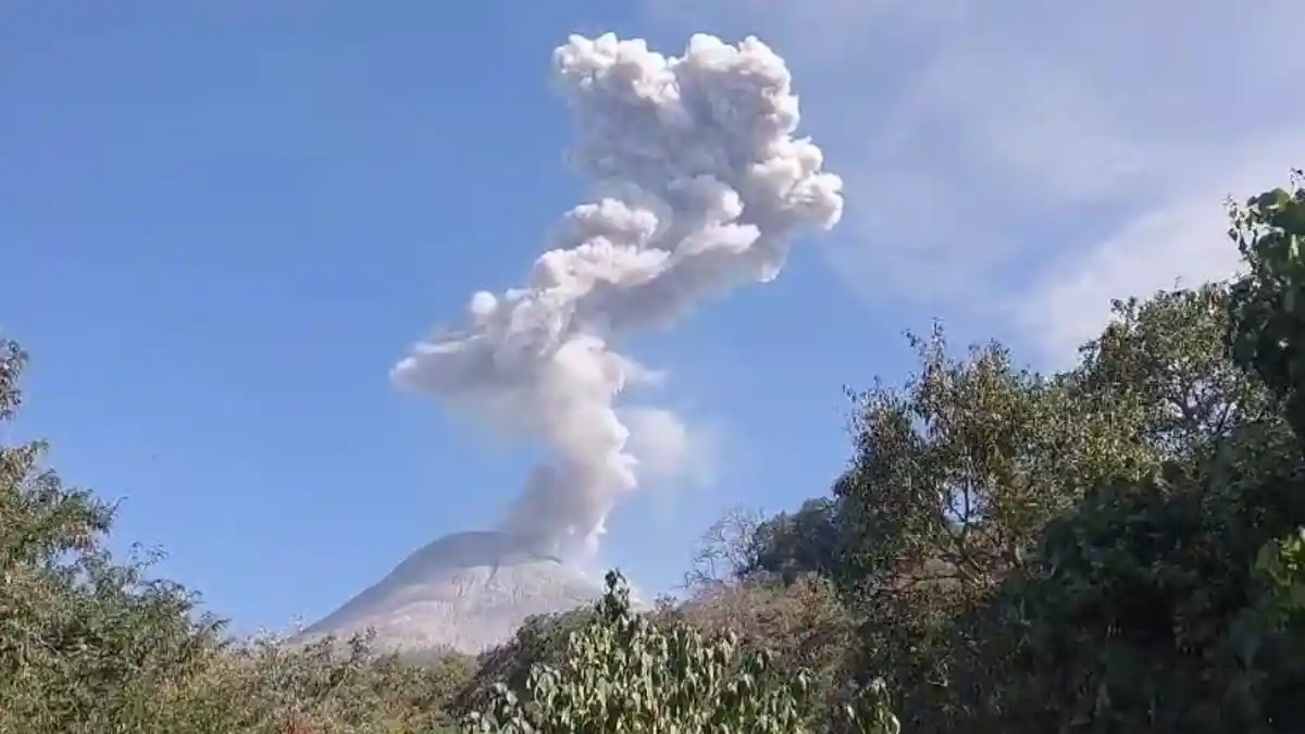 Gunung Lewotobi Laki-laki Sekali Erupsi Dalam 14 Jam Terakhir
