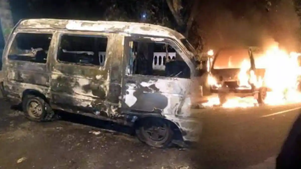 Mobil Keluarga Pemudik di Jawa Timur Dilahap Api saat dalam Perjalanan ke Sidoarjo