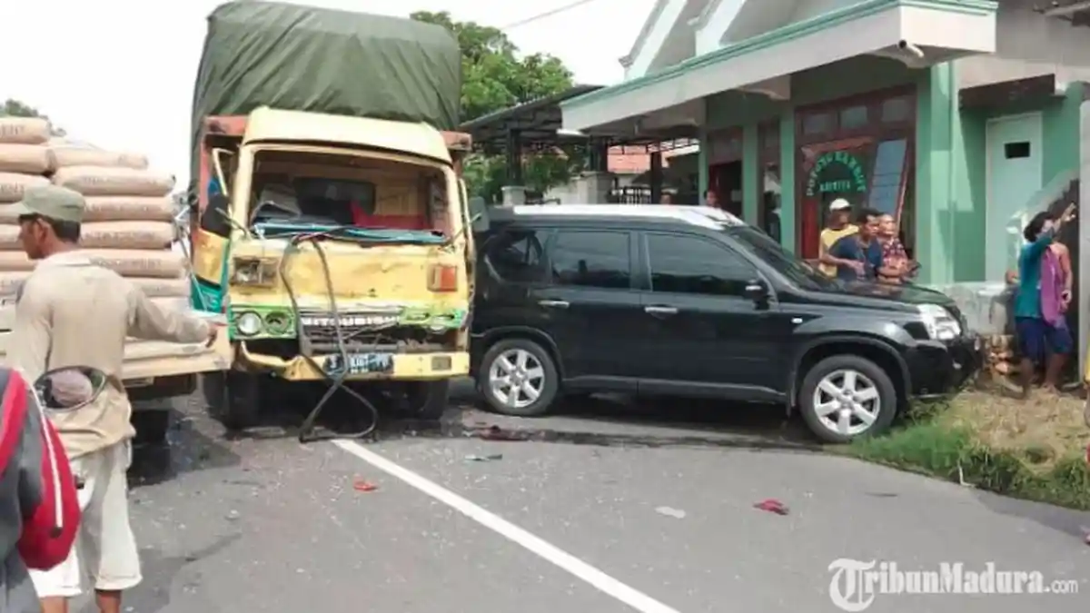 Diduga Rem Blong, Truk di Pamekasan Hantam Minibus Hingga ke Halaman Rumah Warga Setempat