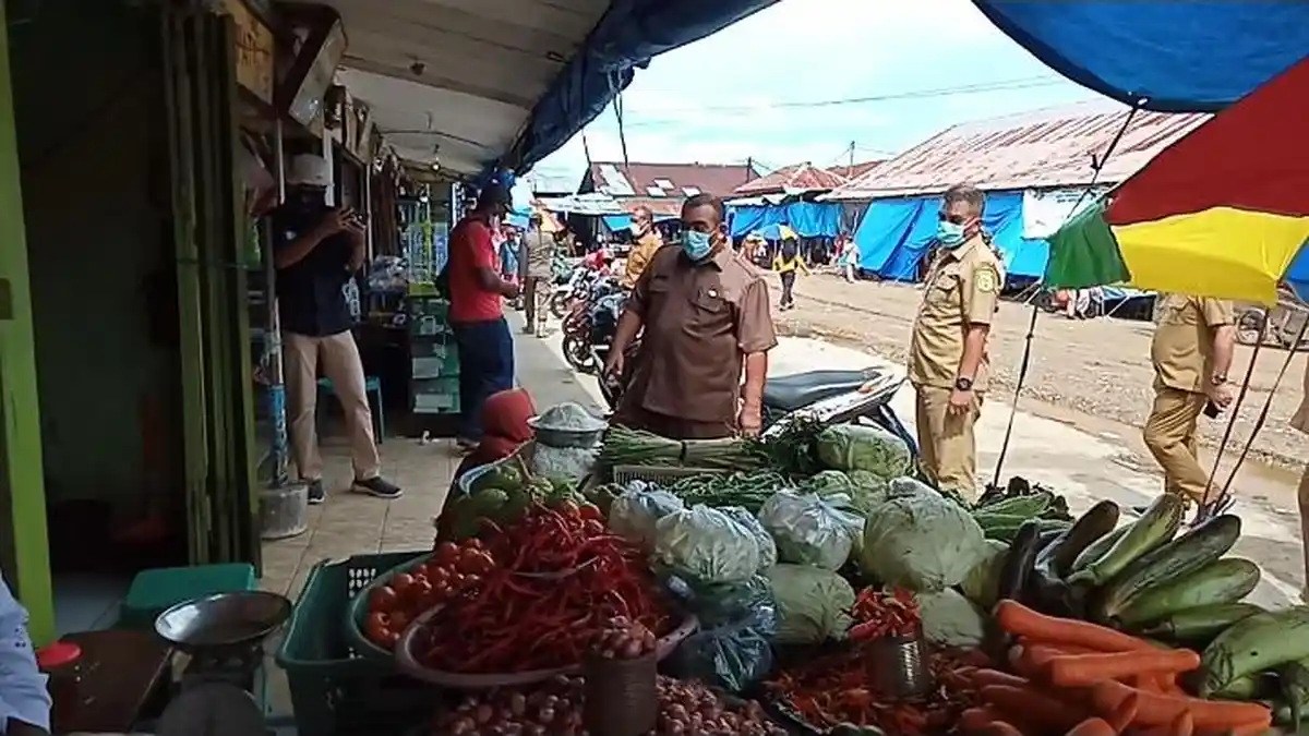 Tinjau Pasar Namlea, Sekda Buru Sebut 90% Warga Taat Prokes