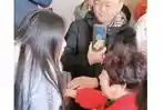 bridesmaid-sembunyikan-sepatu-pengantin-wanita-ke-dalam-bra-nya-a.jpg