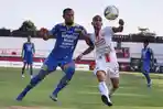 pemain-sayap-persija-jakarta-riko-simanjuntak-kanan-dibayangi-bek-persib-bandung-supardi-nasir.jpg