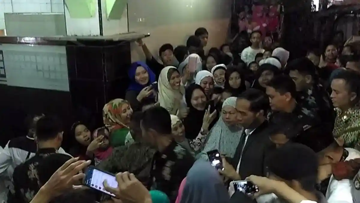 Jokowi Bikin Heboh Warga Kampung Wara Wiri, Ternyata Ini yang Dilakukan Malam-Malam