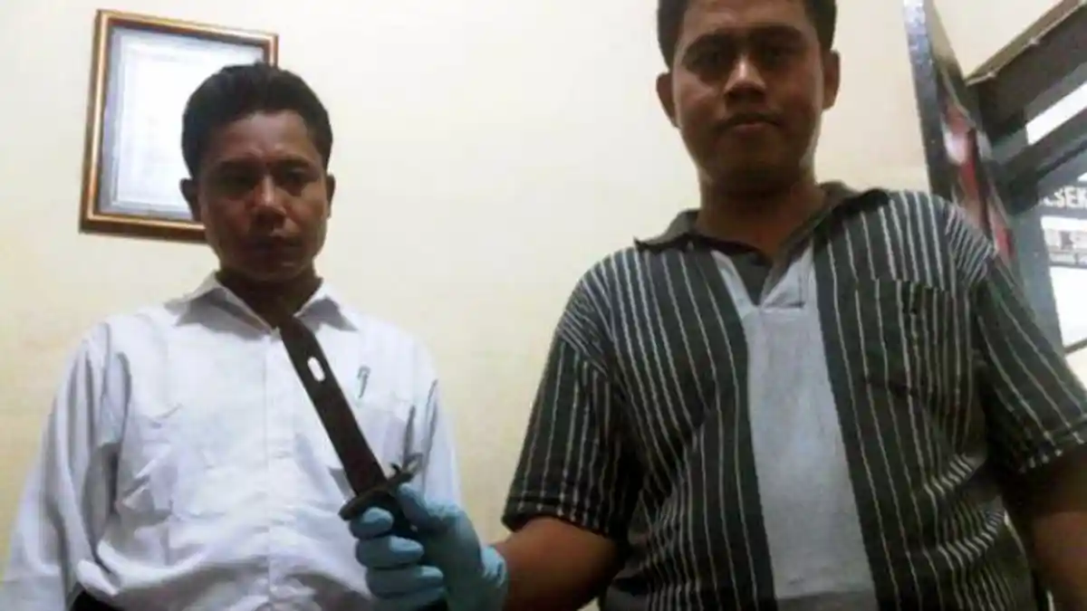 Gara-gara Sangkur ABG 16 Tahun Diamankan Polisi