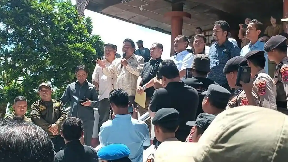 Seruan Tutup TPL Menggelegar di Tarutung, Anggota DPRD Taput Sambut Demonstran