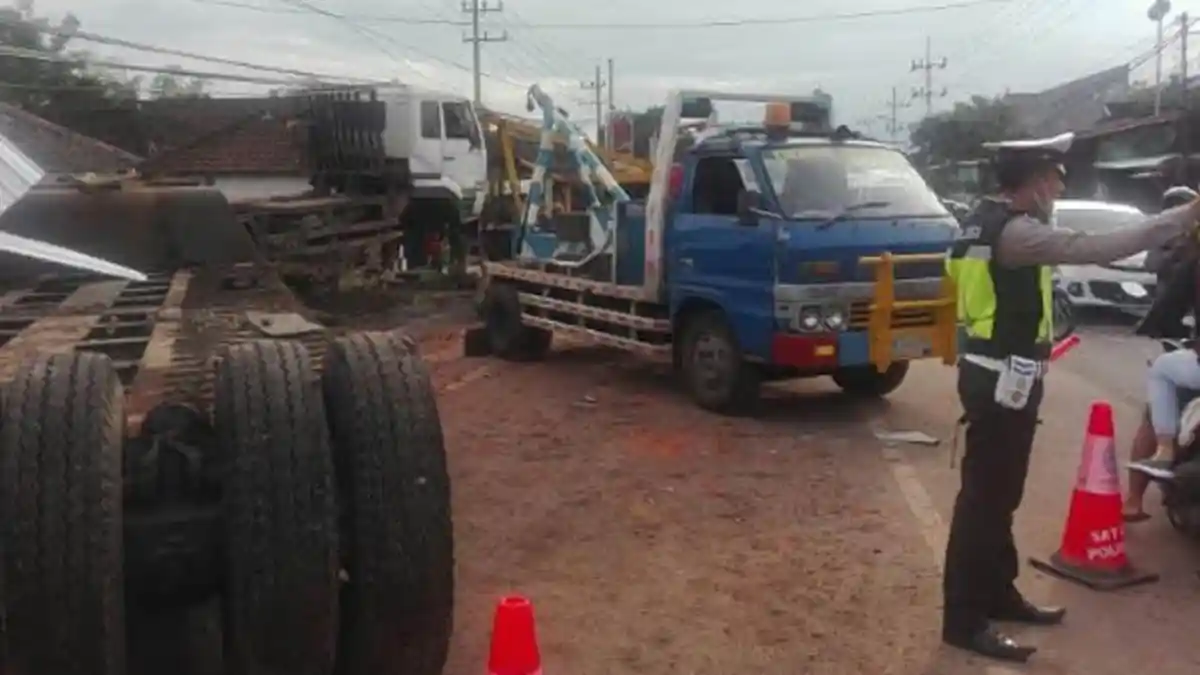 Truk Trailer Bawa Alat Berat Seruduk Sembilan Rumah