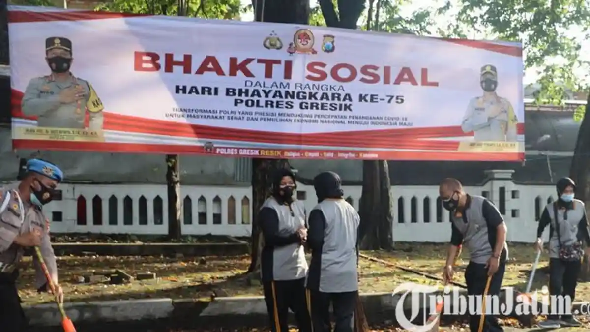 Polisi Bersih-bersih Tempat Ibadah dan Taman Makam Pahlawan Sambil Beri Bantuan Warga Gresik