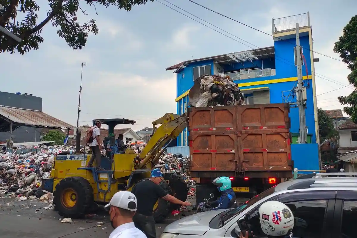 Sampah Puluhan Ton di Satu TPS di Bandung Tak Terangkut Imbas Pengurangan Ritase ke TPA Sarimukti