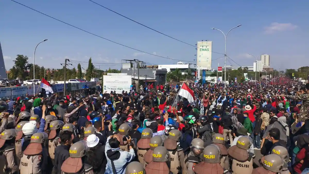 Pukul 15.00 Wita, Flyover Dikuasai Mahasiswa, Jl Urip Sumoharjo Macet Total