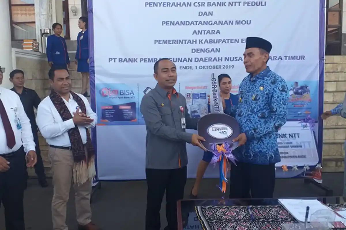 Bank NTT Serahkan Mobil Sampah Untuk Pemda Ende