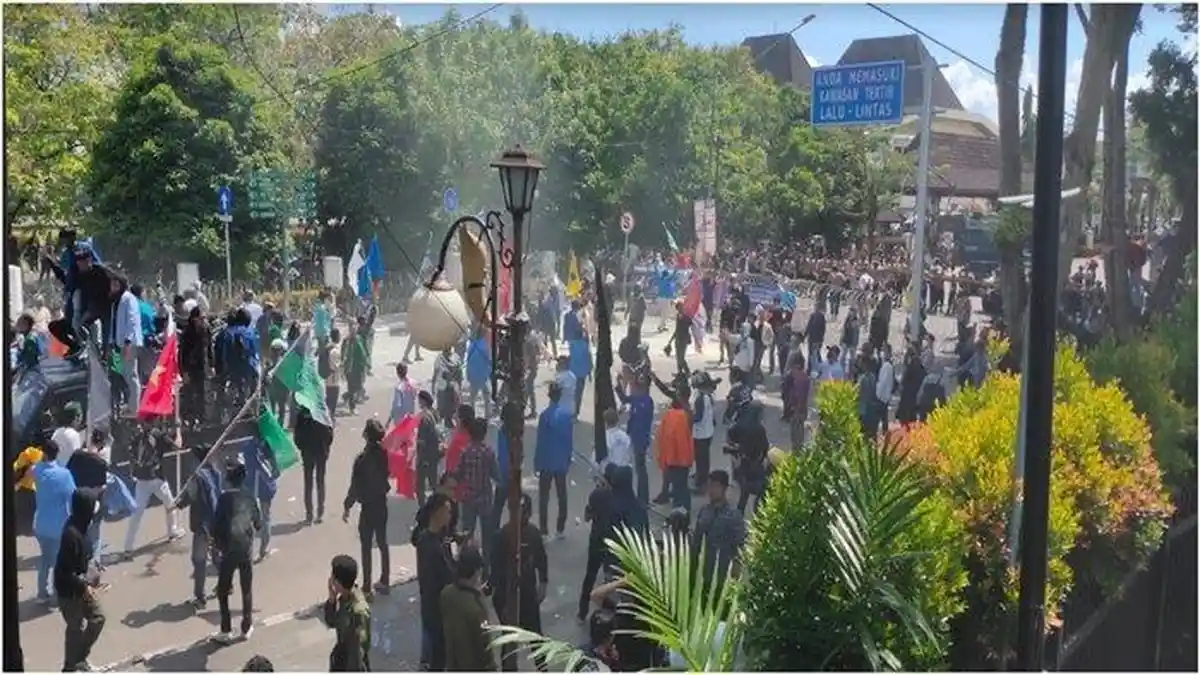 Diwarnai Pembakaran Atribut, Aksi Ribuan Mahasiswa Demo di DPRD Sumsel Berlangsung Tegang
