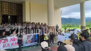 aksi-demo-di-balai-kota-padang-752026.jpg