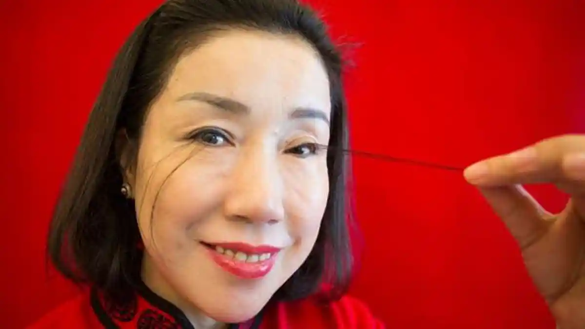 Waduh, Bulu Mata Panjang dan Bisa Ditarik Sampai Dagu, Wanita Ini Repot Nggak Ya?