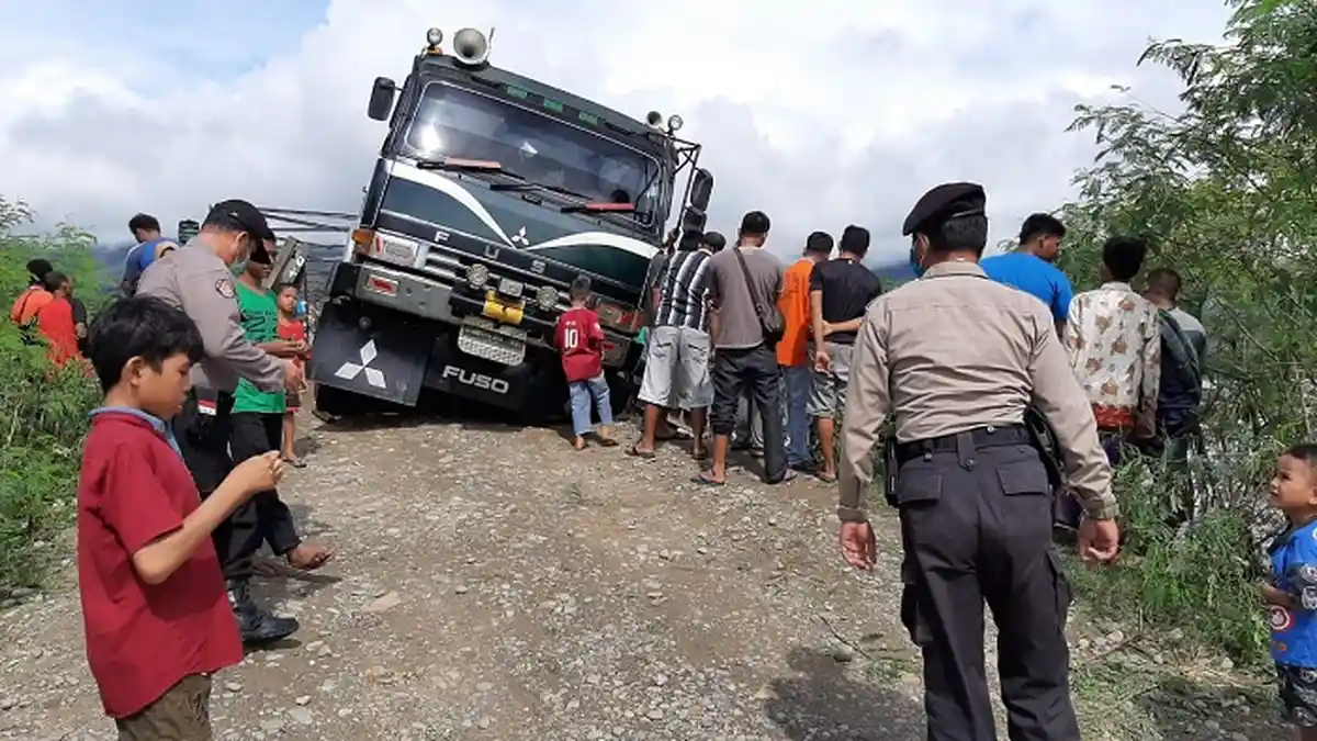 Trado Terperosok di Jembatan Pantai Dona, Arus Transportasi Semadam - Tanoh Alas Lumpuh Total
